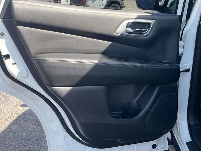 Used 2018 Nissan Pathfinder SV image 16