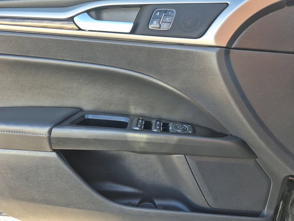 Used 2016 Ford Fusion SE w/ Equipment Group 202A image 7