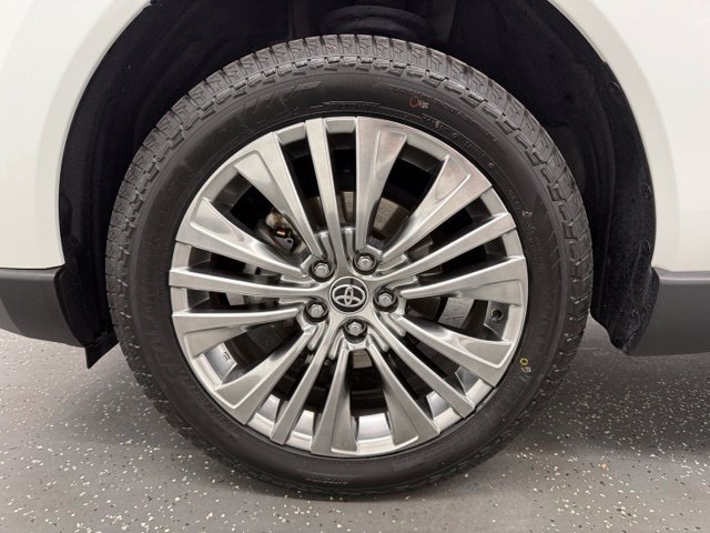 Certified 2023 Toyota Venza XLE AWD/4WD image 19