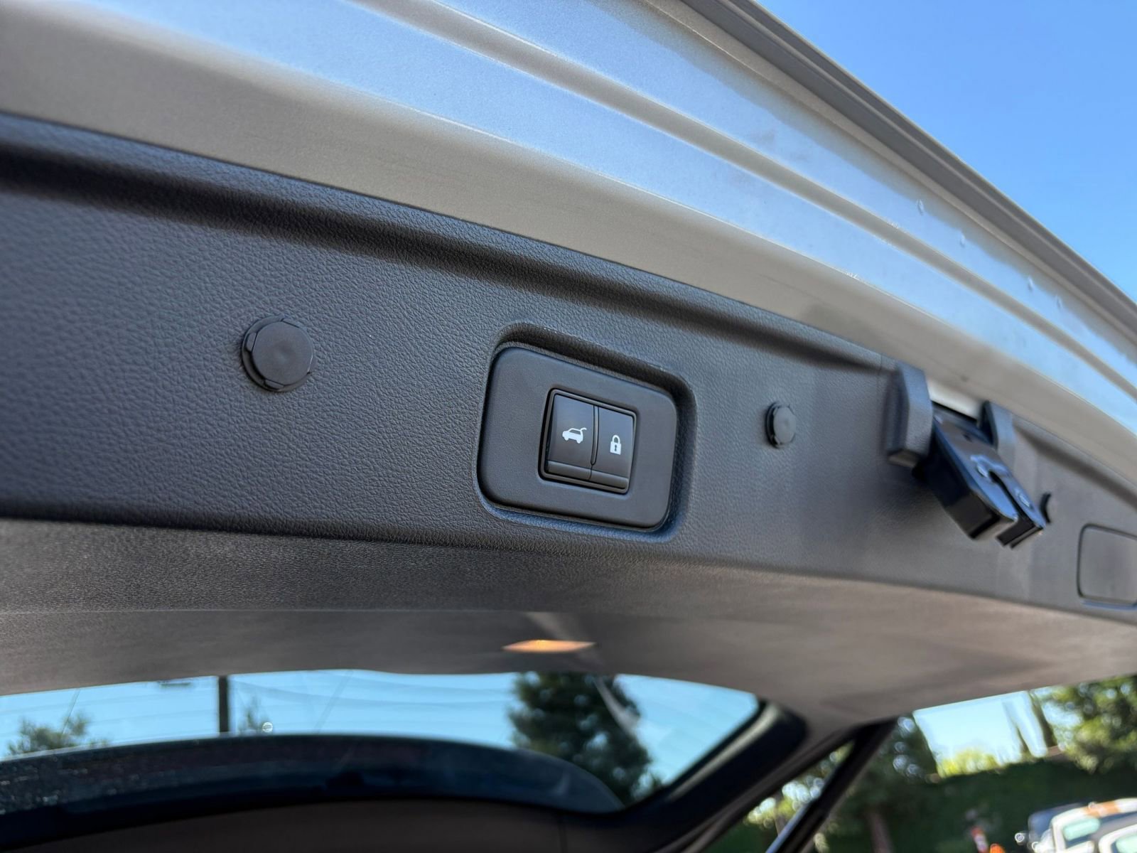 Used 2025 Nissan Pathfinder SV image 23