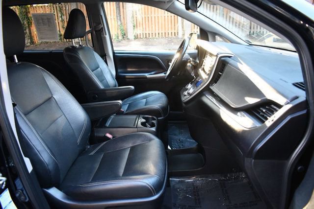 Used 2020 Toyota Sienna SE image 28