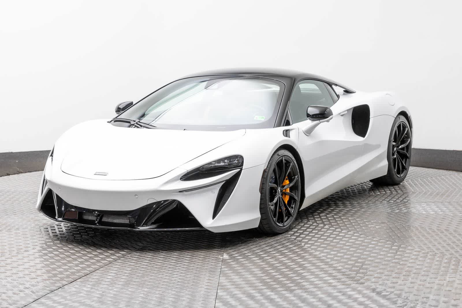 Used 2023 McLaren Artura RWD image 1