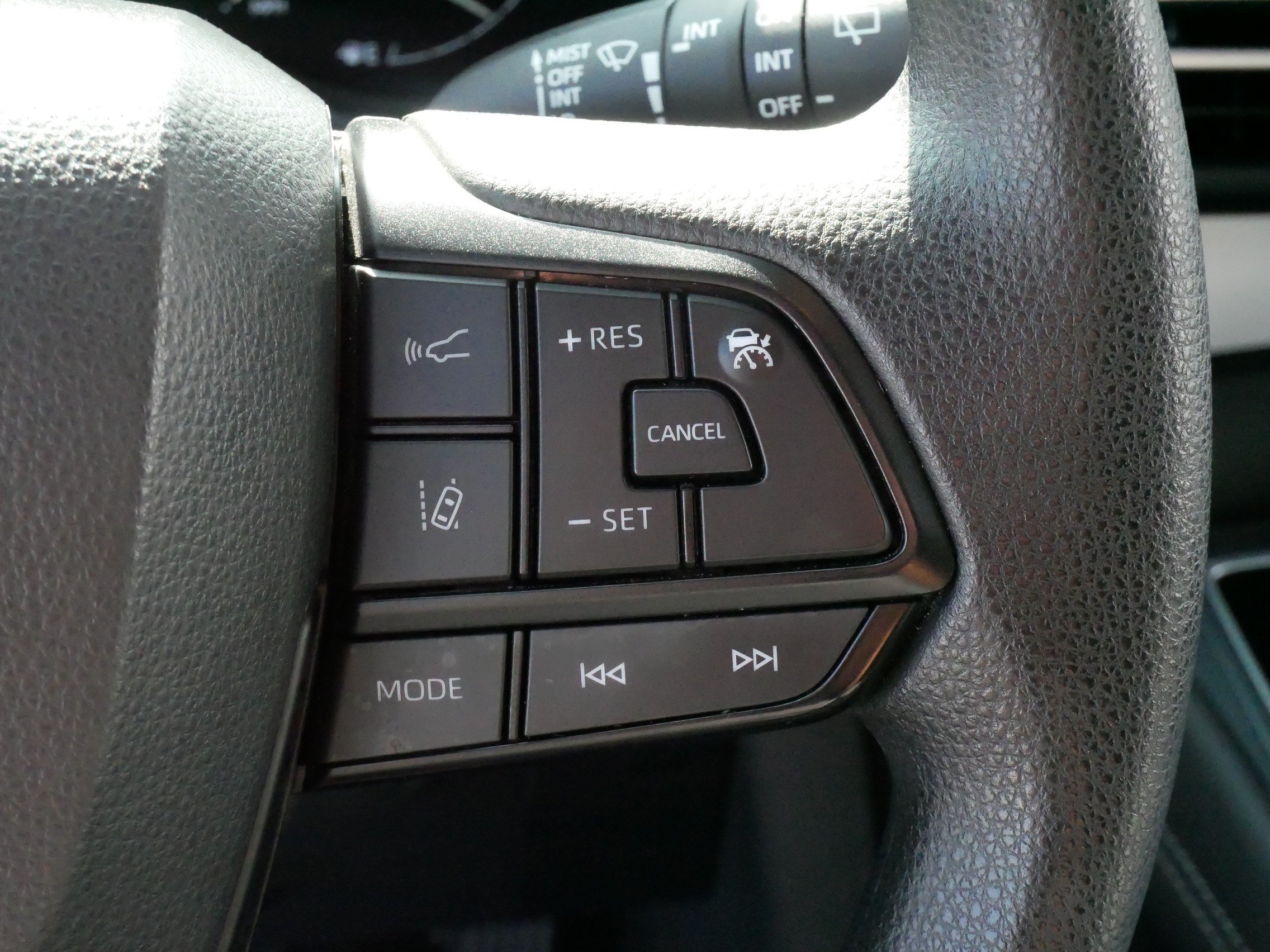 Certified 2025 Toyota Sienna LE FWD image 26