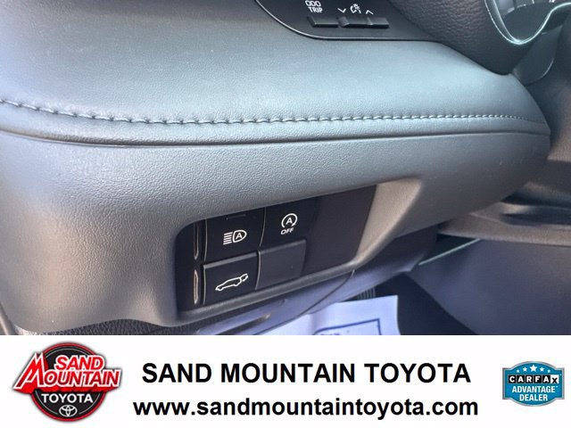 Used 2024 Toyota Highlander LE FWD image 13