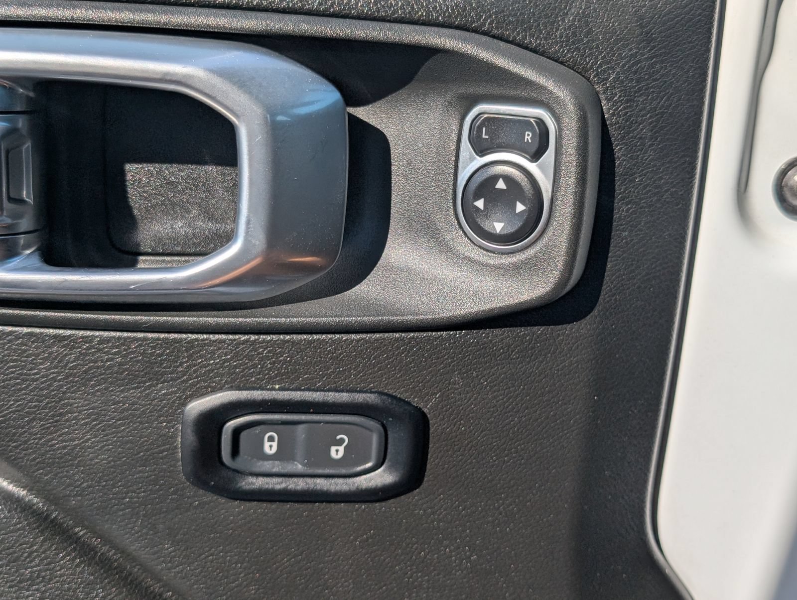 Used 2024 Jeep Wrangler Unlimited Rubicon 4xe AWD/4WD image 30
