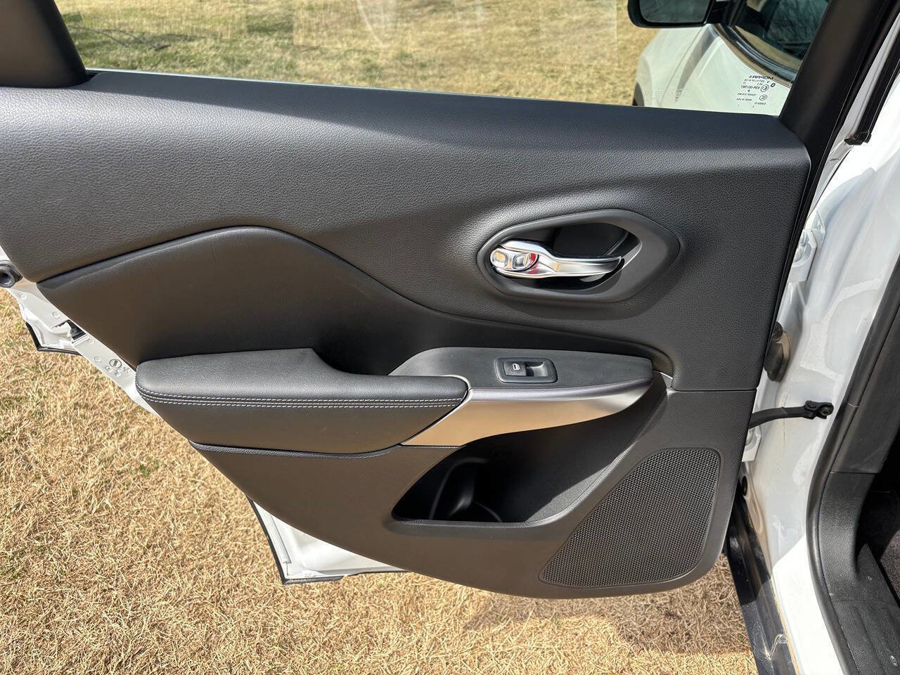 Used 2019 Jeep Cherokee Latitude w/ Popular Appearance Group image 21