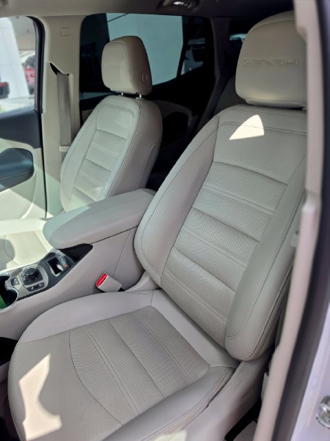 Used 2024 GMC Terrain Denali w/ Denali Premium Package AWD/4WD image 14