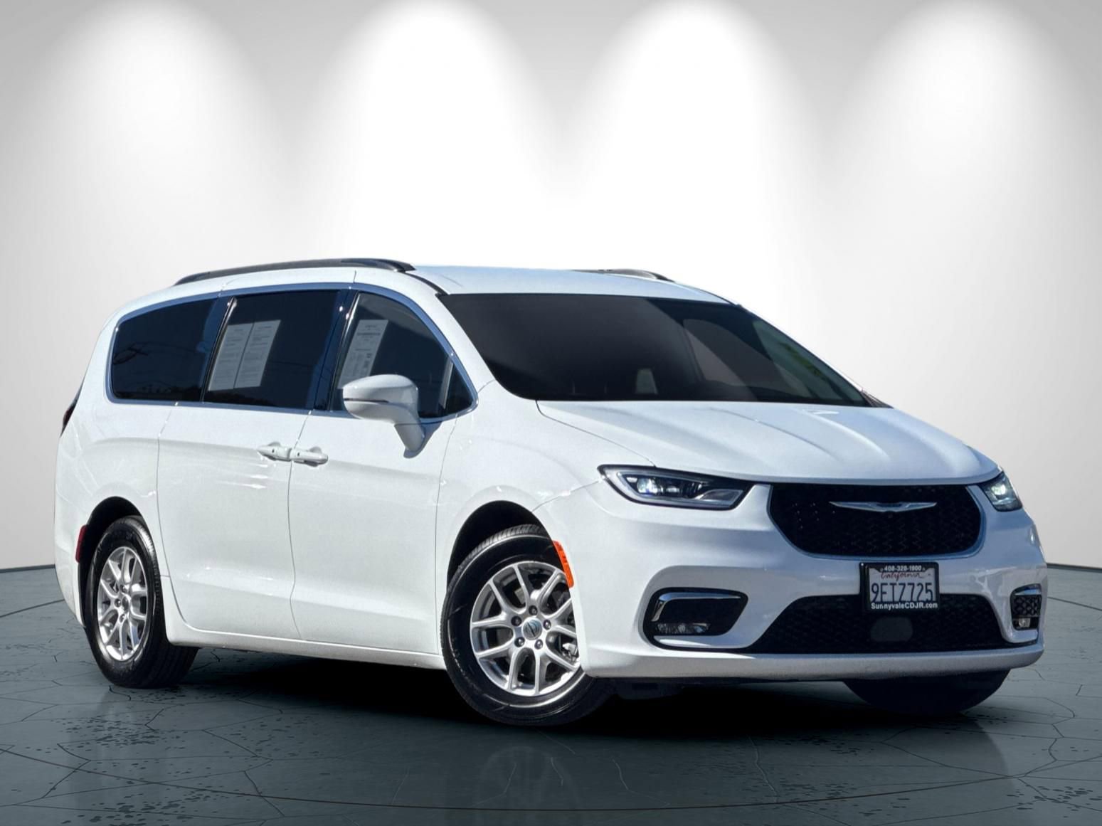 Used 2022 Chrysler Pacifica Touring-L image 2