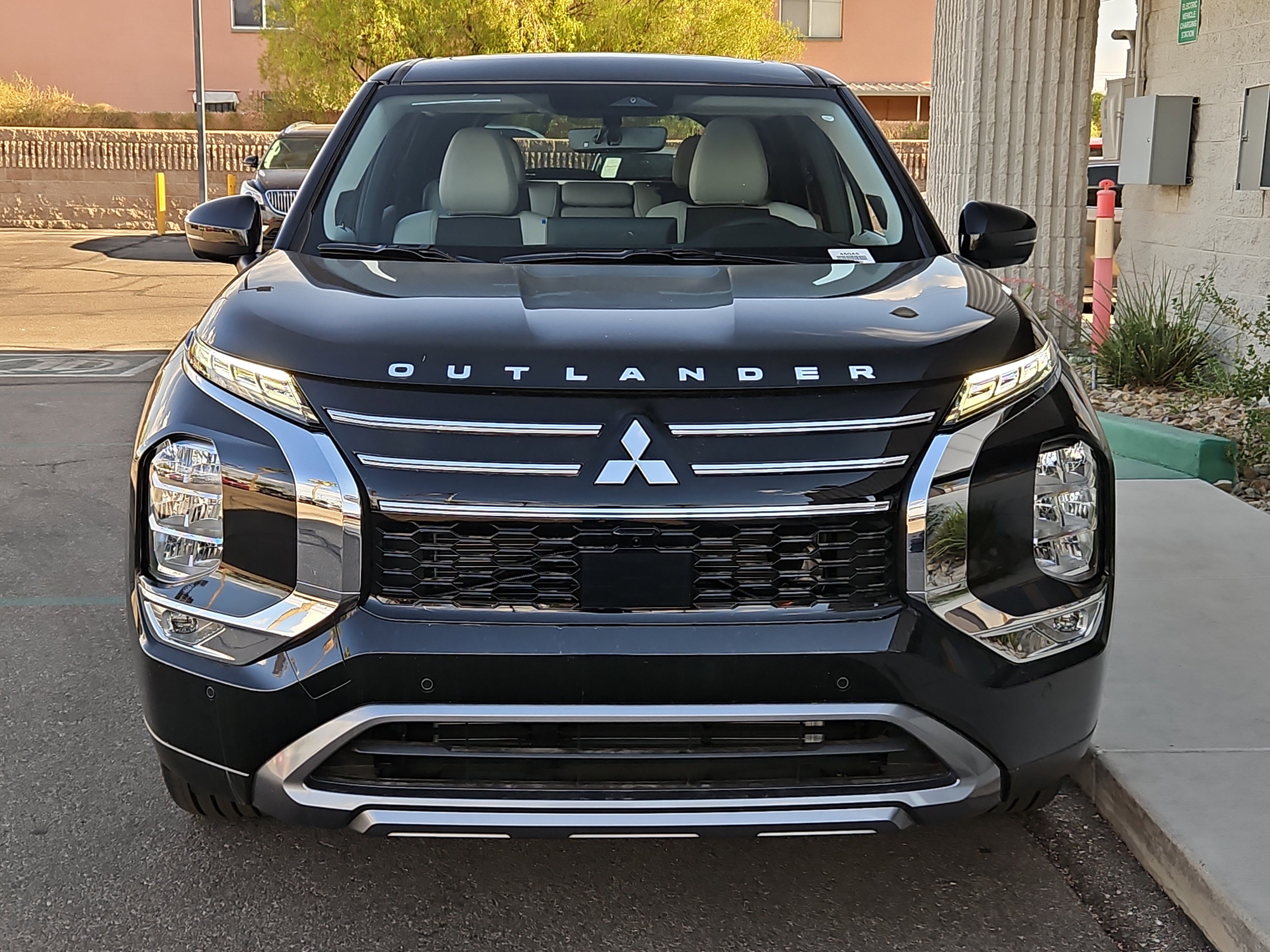 New 2025 Mitsubishi Outlander SE image 2
