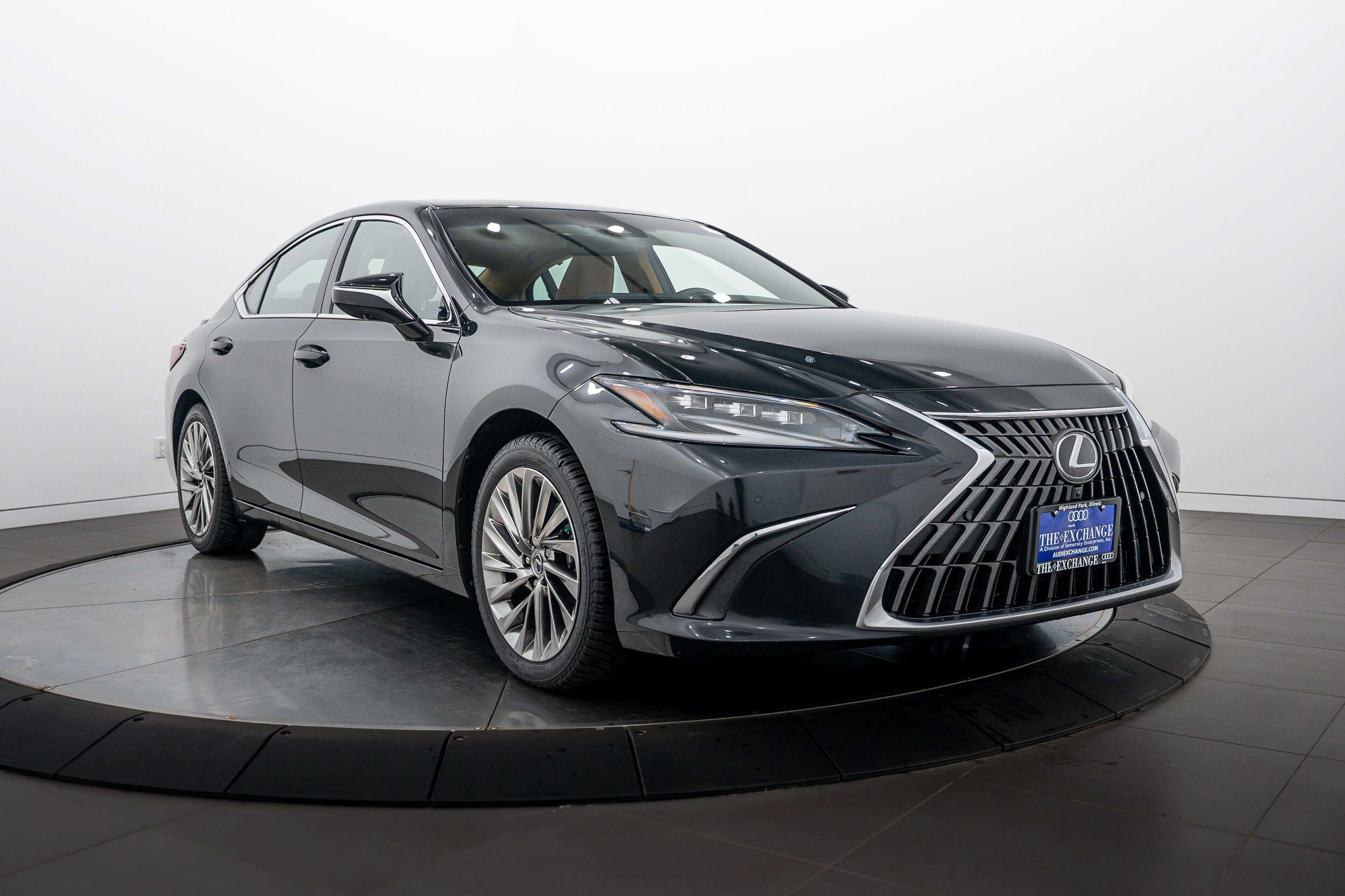Used 2023 Lexus ES 300h Ultra Luxury w/ Accessory Package (Z2) FWD image 2