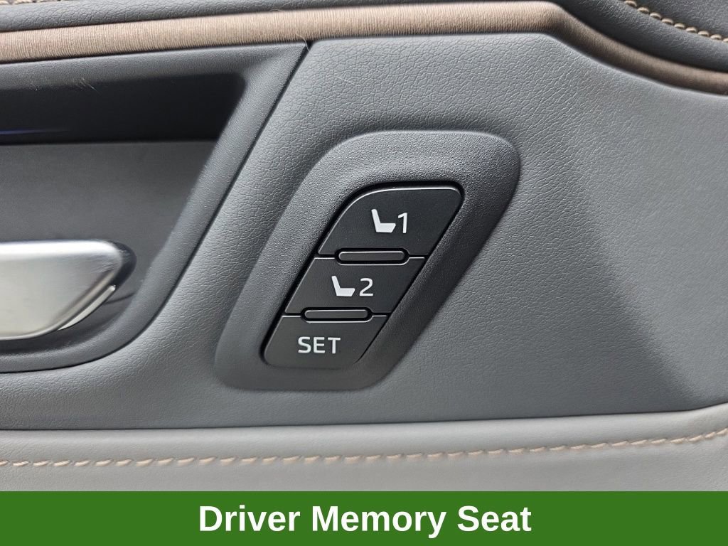 Used 2024 Toyota Venza XLE image 21