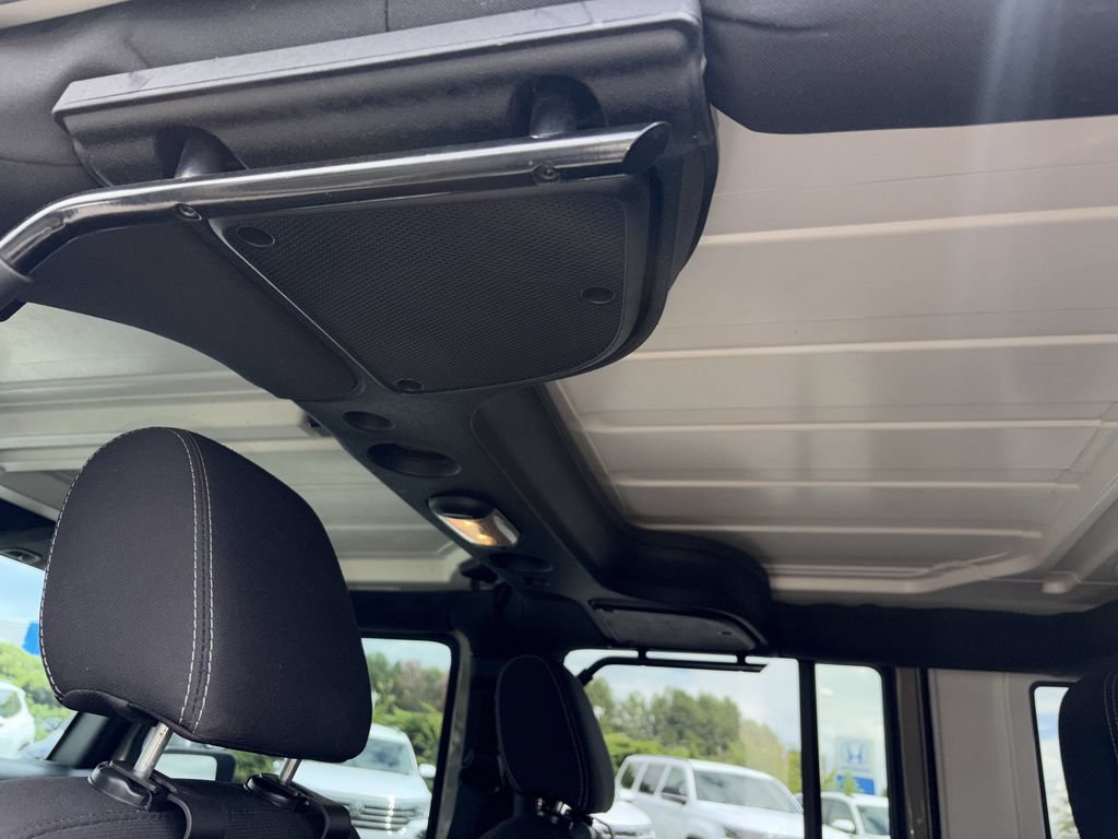 Used 2018 Jeep Wrangler Unlimited Rubicon w/ Connectivity Group AWD/4WD image 17