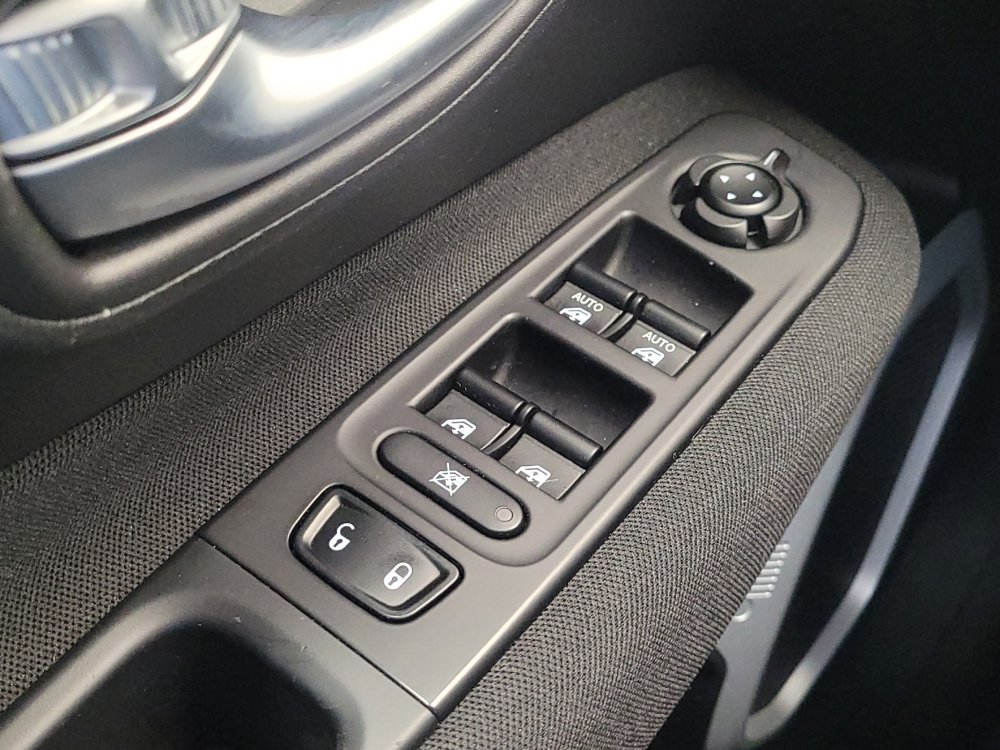 Used 2021 Jeep Renegade Latitude w/ Luxury Group I image 27