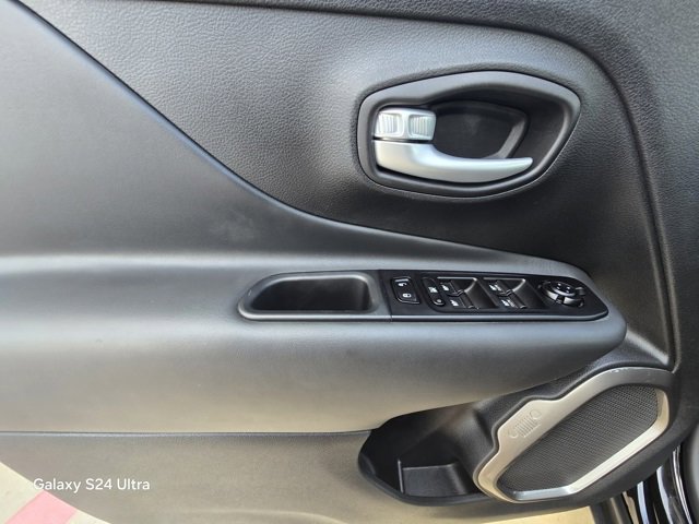 Used 2023 Jeep Renegade Latitude image 13