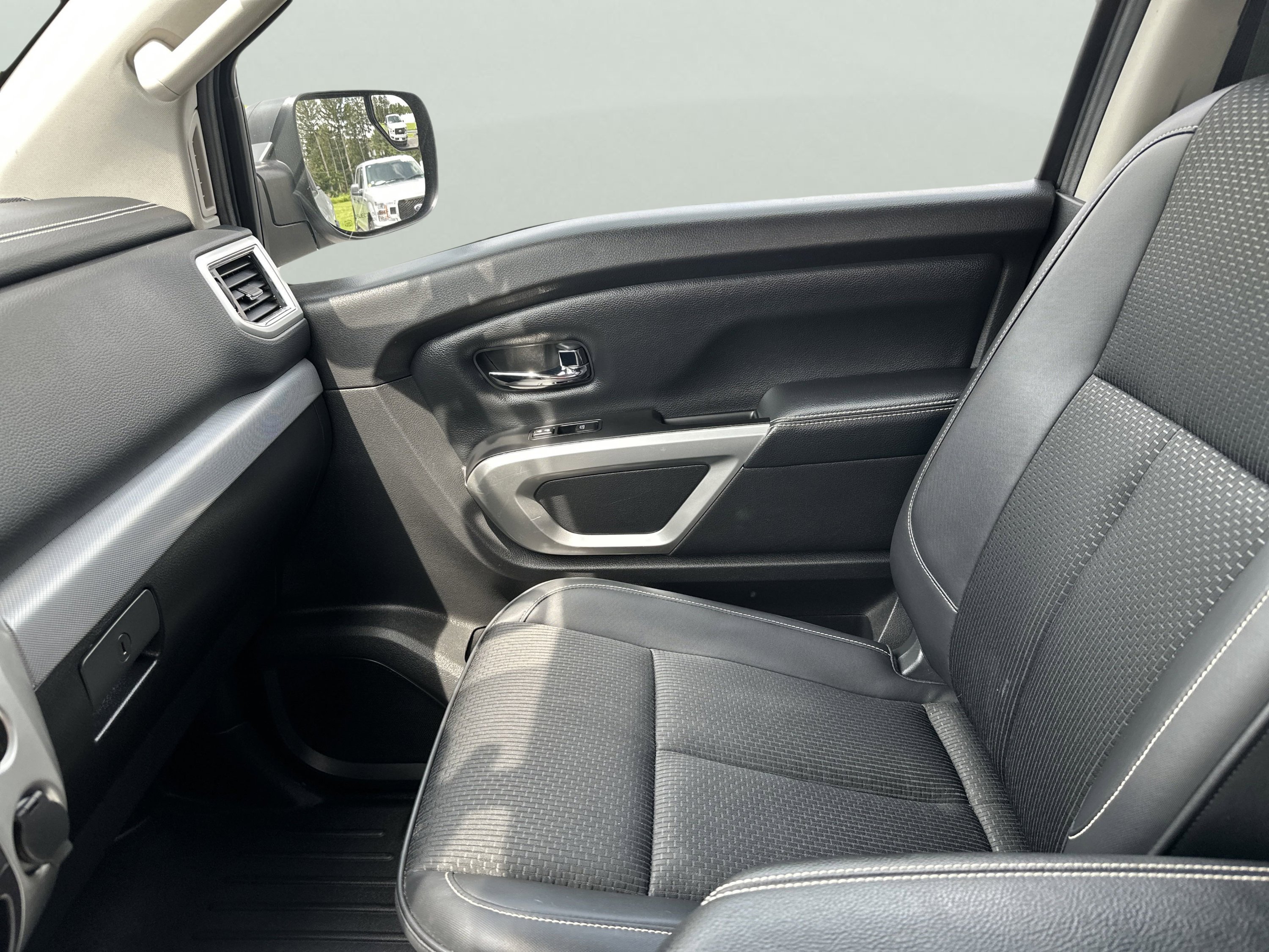 Used 2017 Nissan Titan PRO-4X image 41