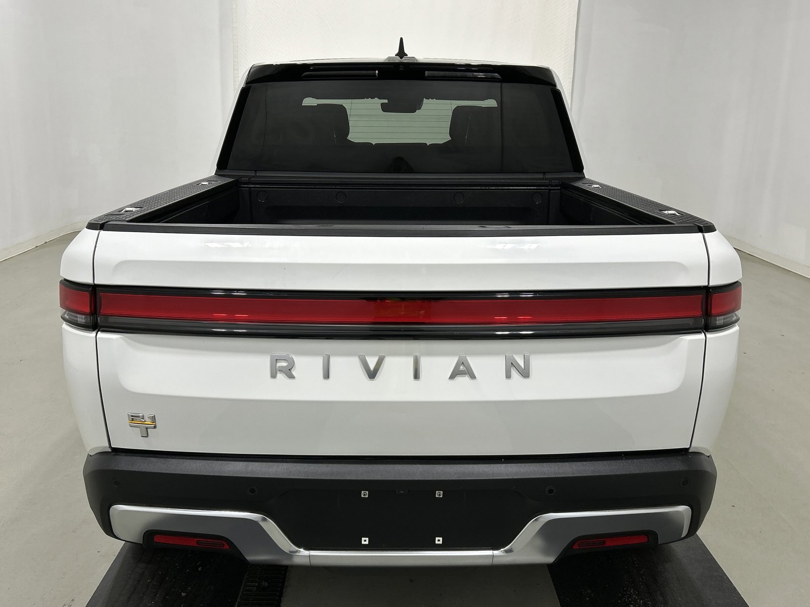 Used 2022 Rivian R1T Adventure image 4