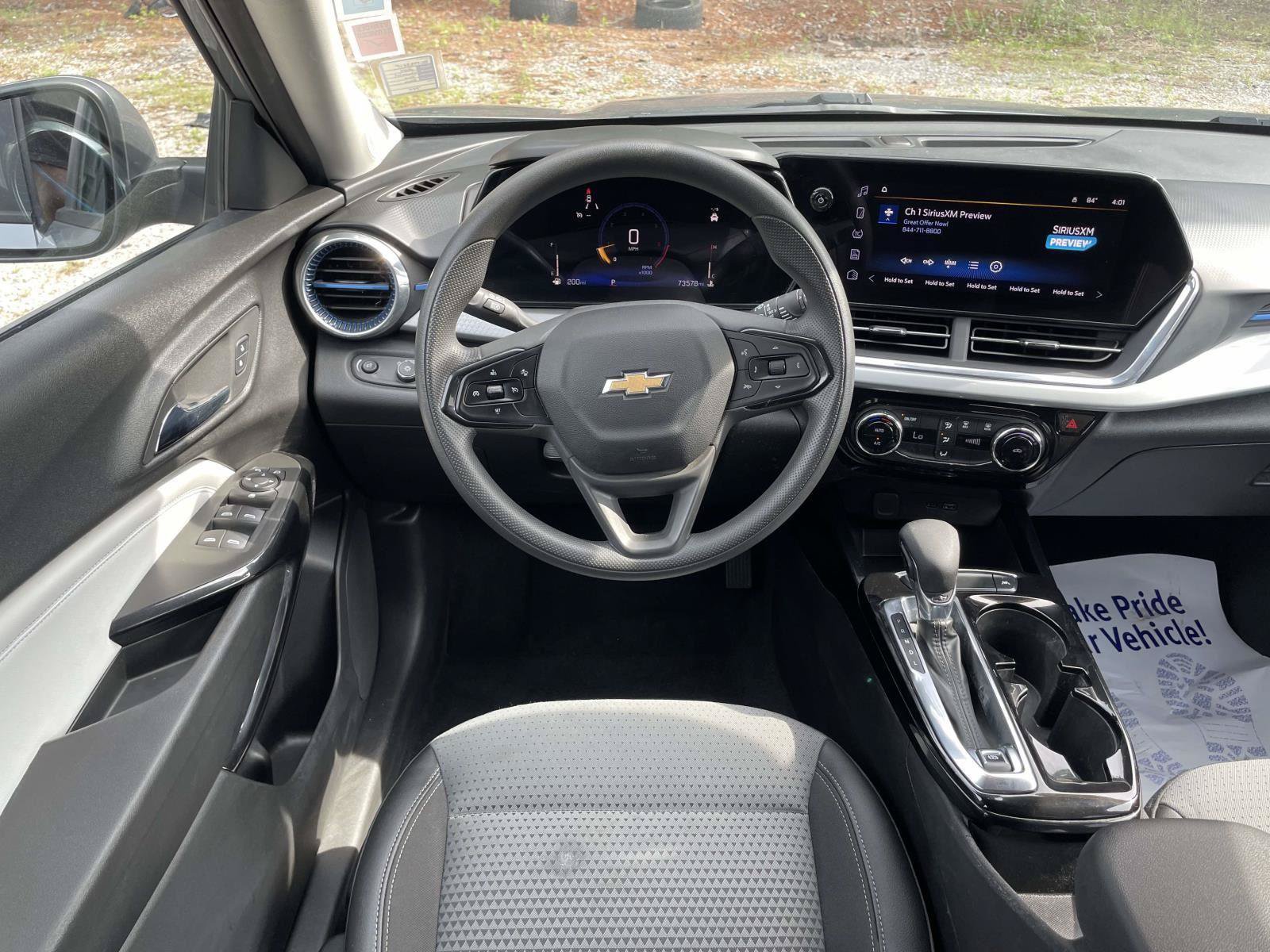 Used 2024 Chevrolet Trax LT FWD image 2