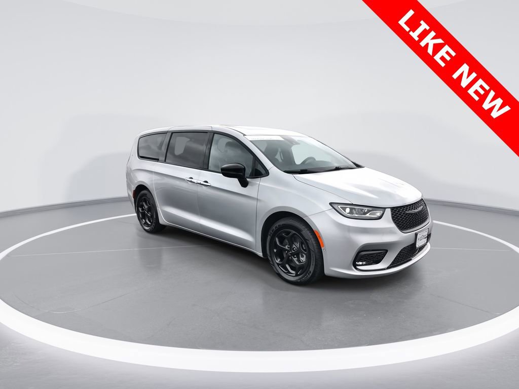 Used 2023 Chrysler Pacifica Limited w/ S Appearance Package image 2