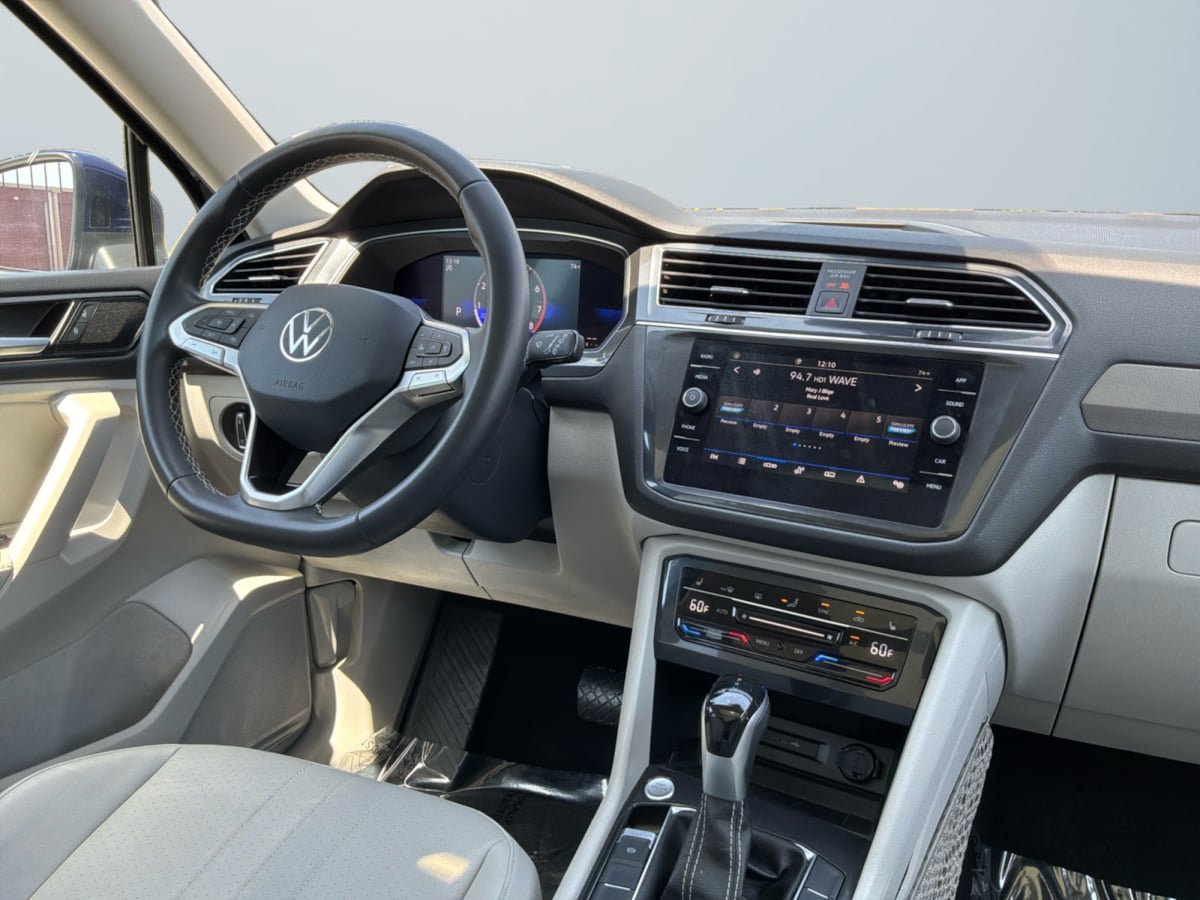 Used 2023 Volkswagen Tiguan SE w/ Panoramic Sunroof Package FWD image 14