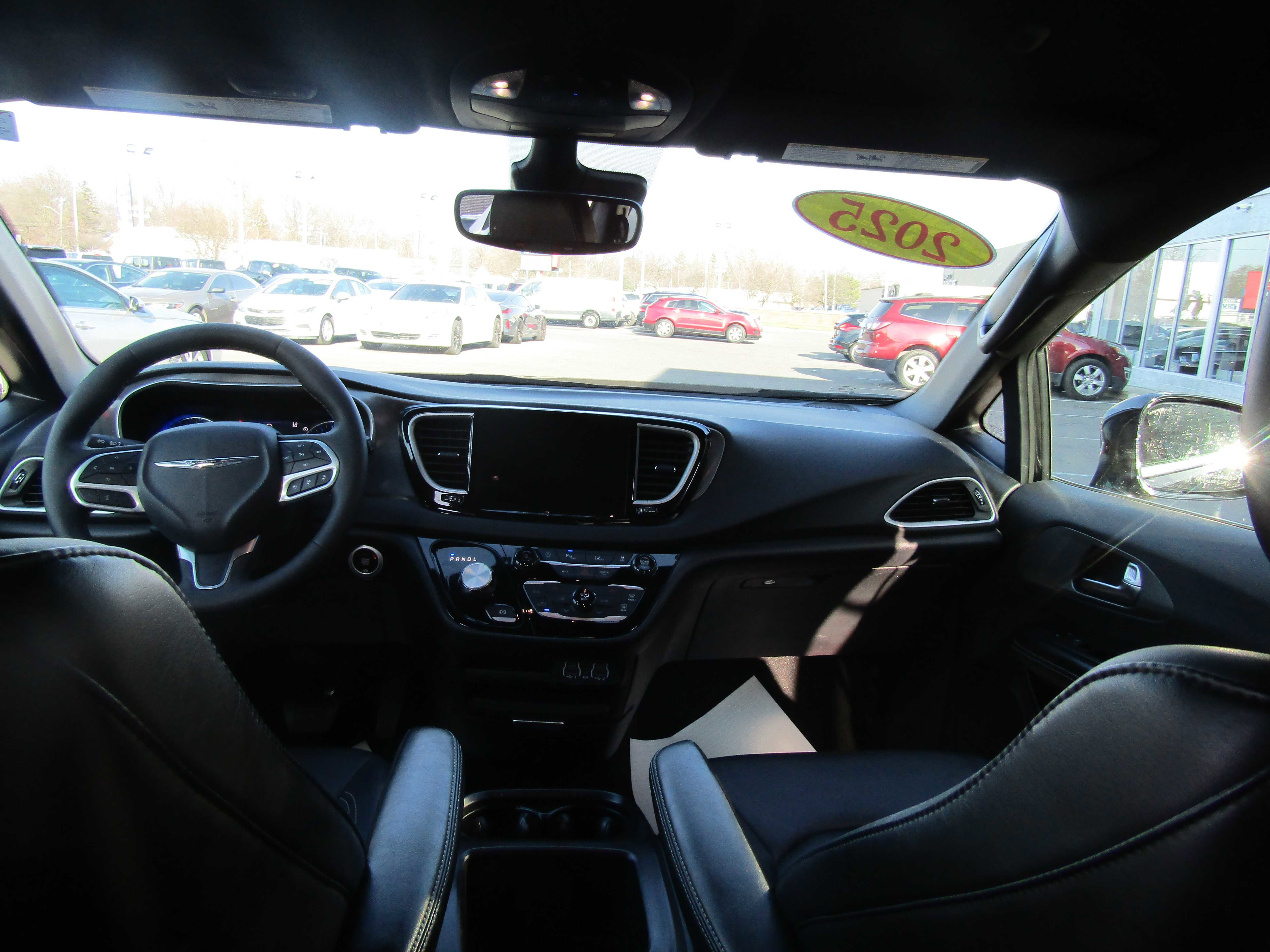 Used 2025 Chrysler Pacifica Select image 21