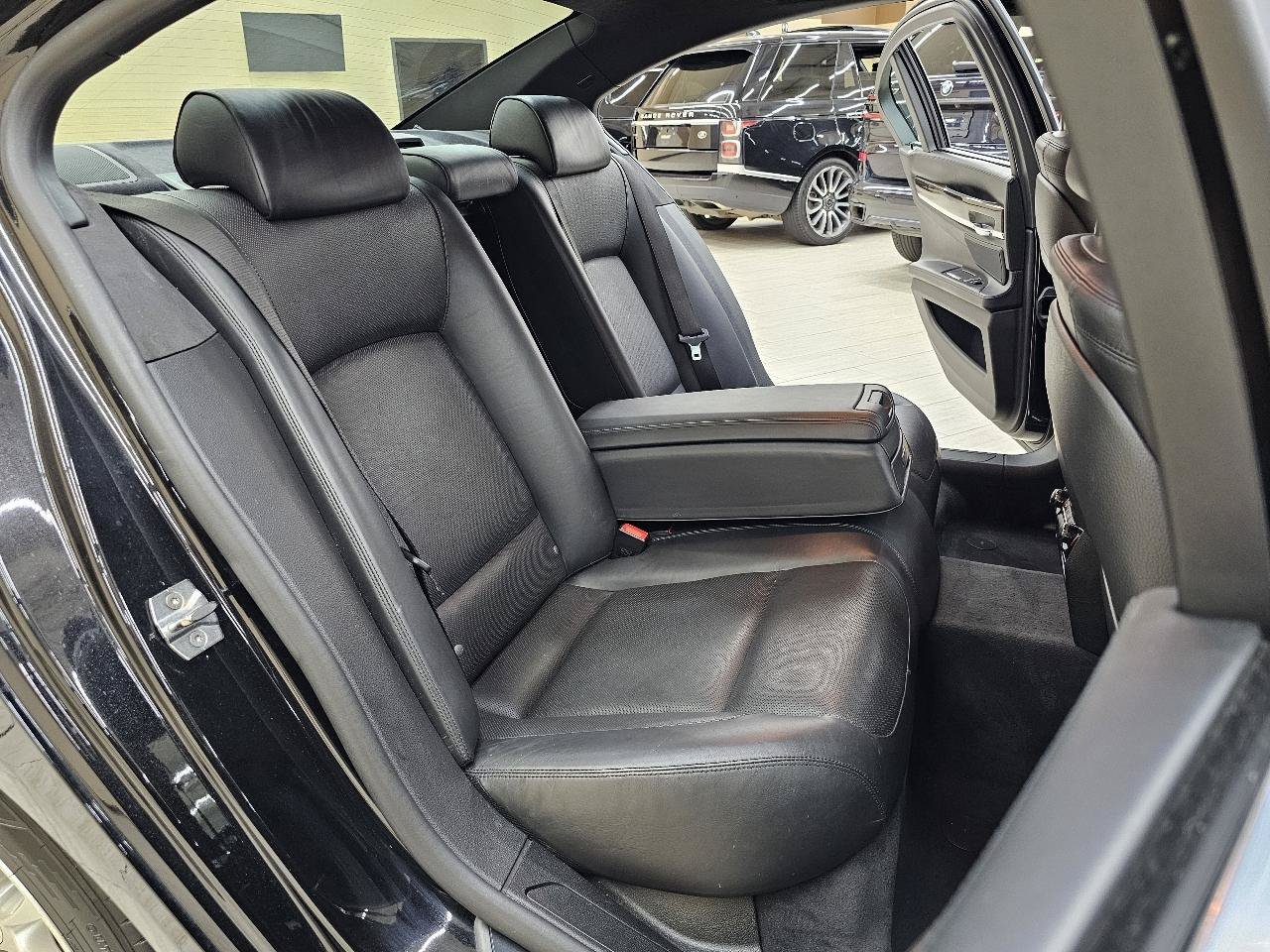 Used 2015 BMW 750i w/ M Sport Edition RWD image 23