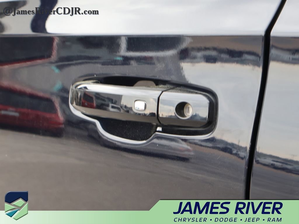 Used 2024 Chevrolet Suburban LT image 21