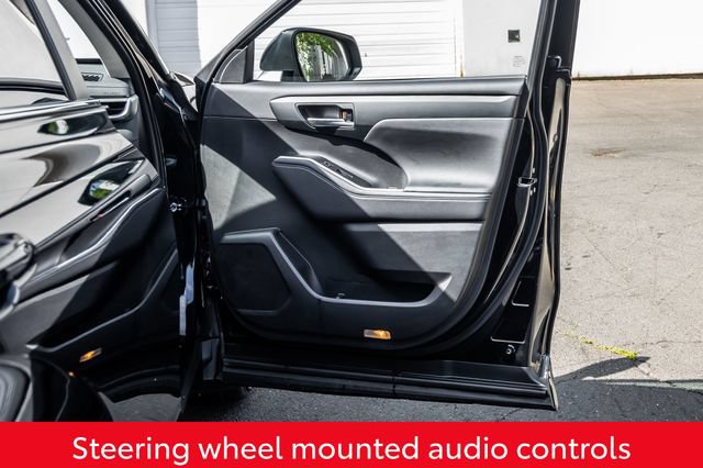 Used 2023 Toyota Highlander XLE AWD/4WD image 17