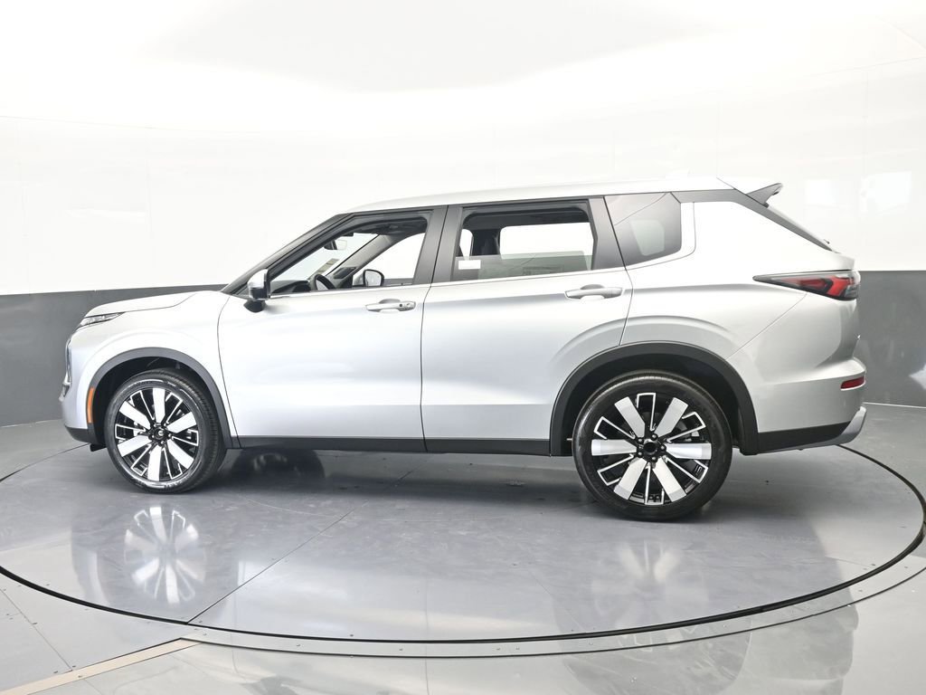 New 2026 Mitsubishi Outlander SE FWD image 3