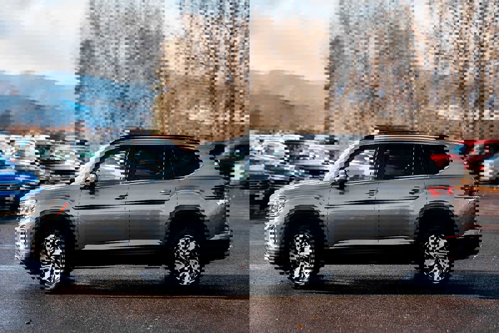 Used 2025 Volkswagen Atlas SE image 2