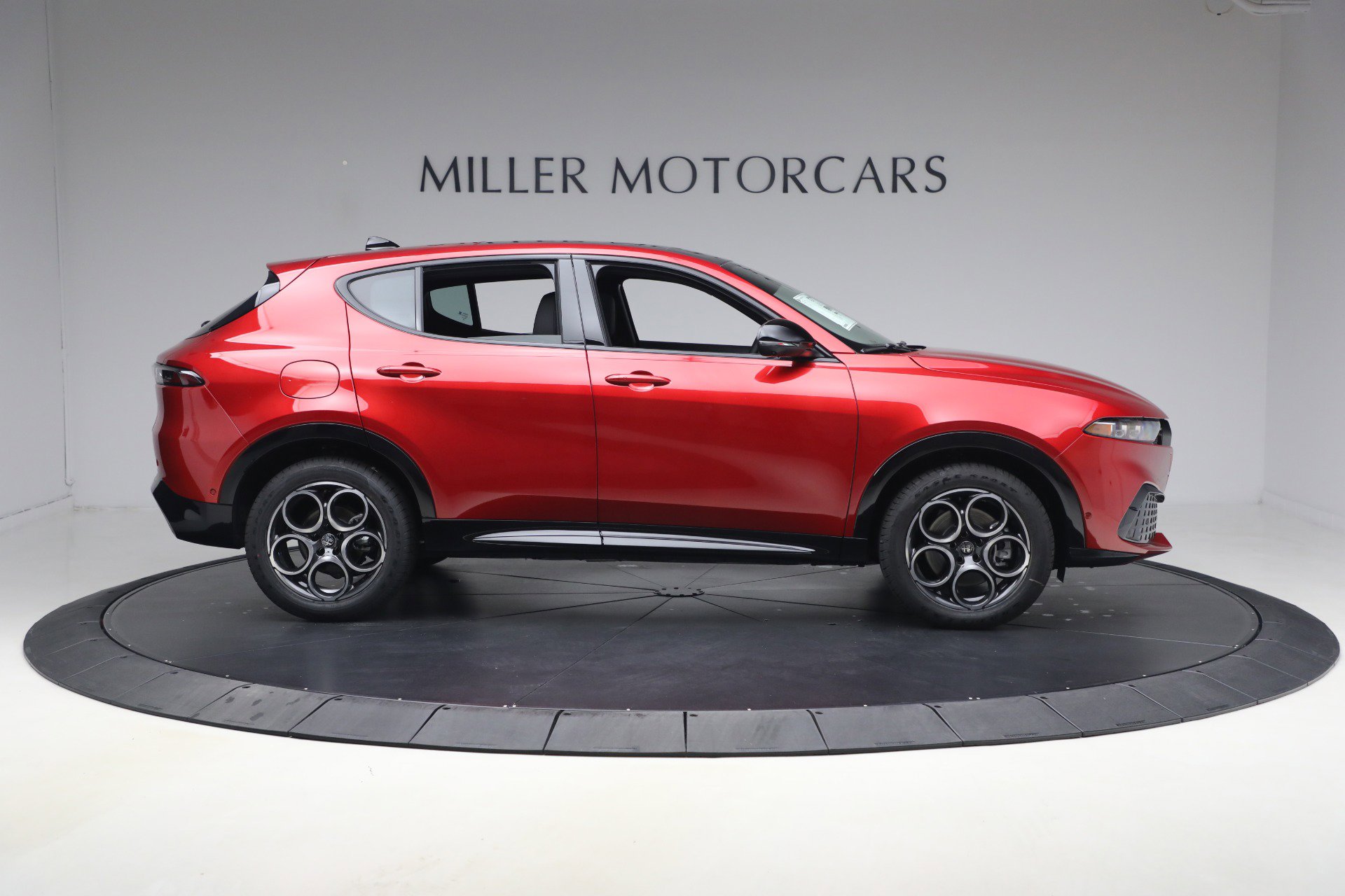 New 2026 Alfa Romeo Tonale Sprint w/ Black Premium Package AWD/4WD image 9