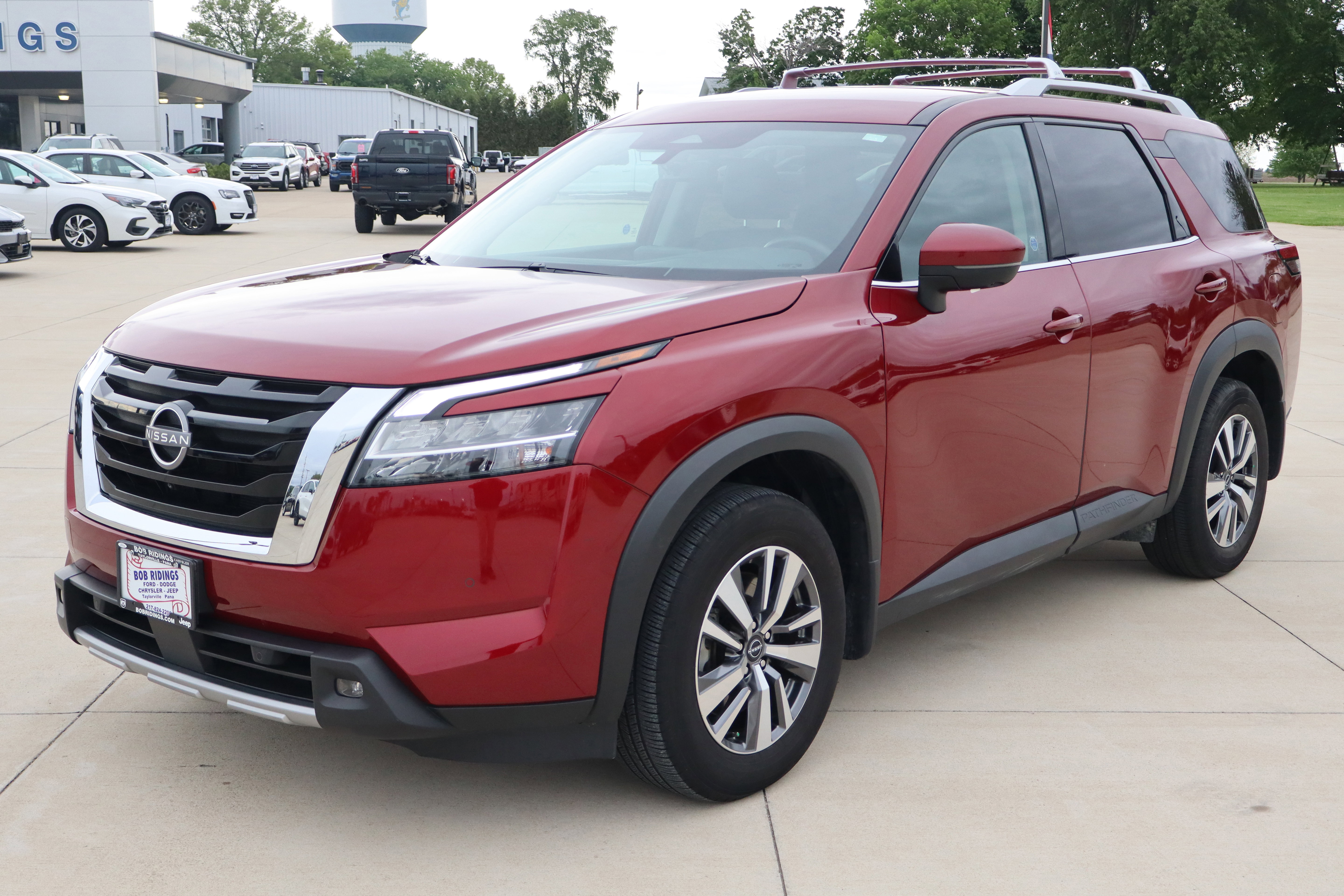 Used 2023 Nissan Pathfinder SL AWD/4WD image 2