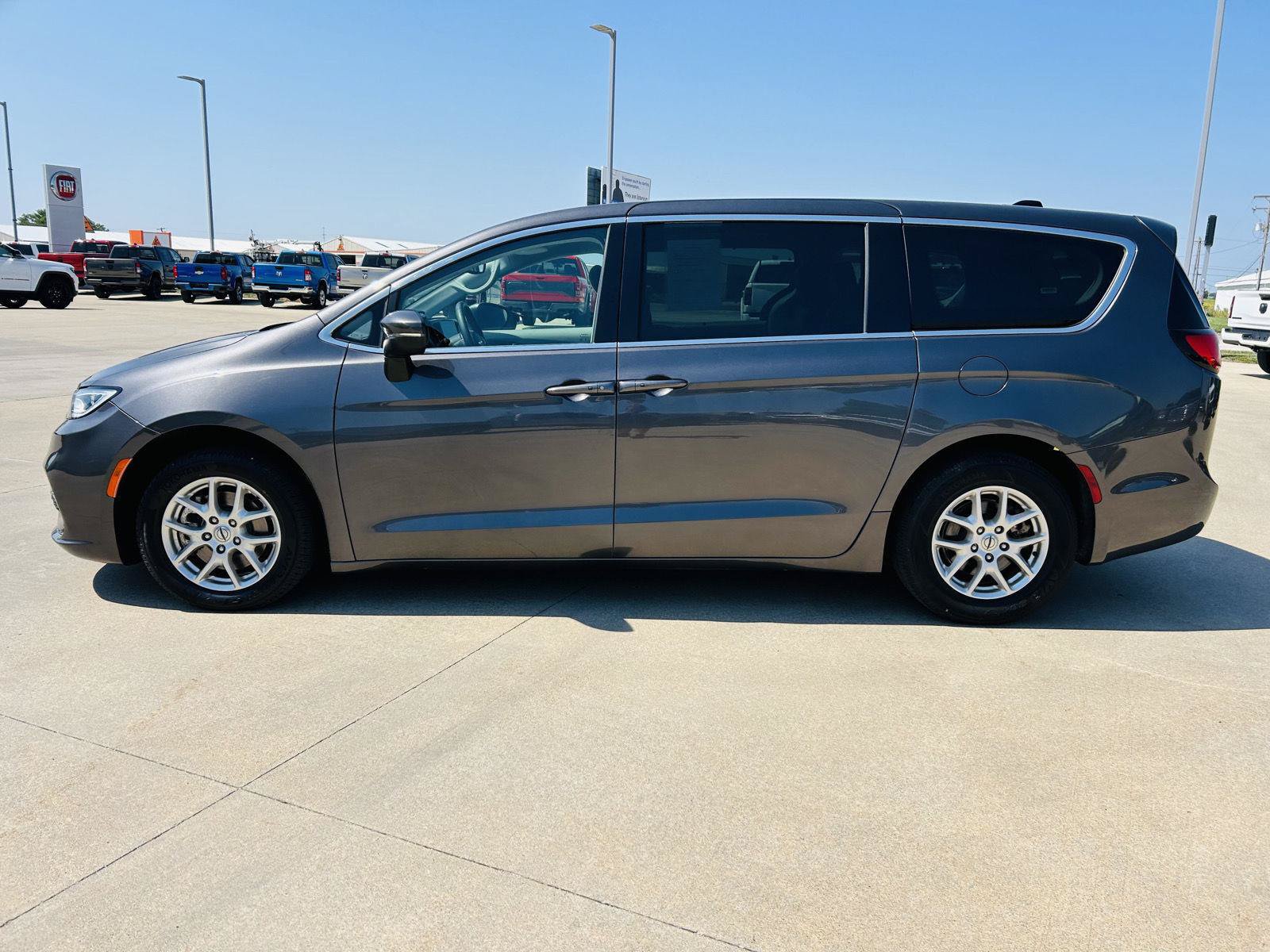 Used 2023 Chrysler Pacifica Touring-L FWD image 36