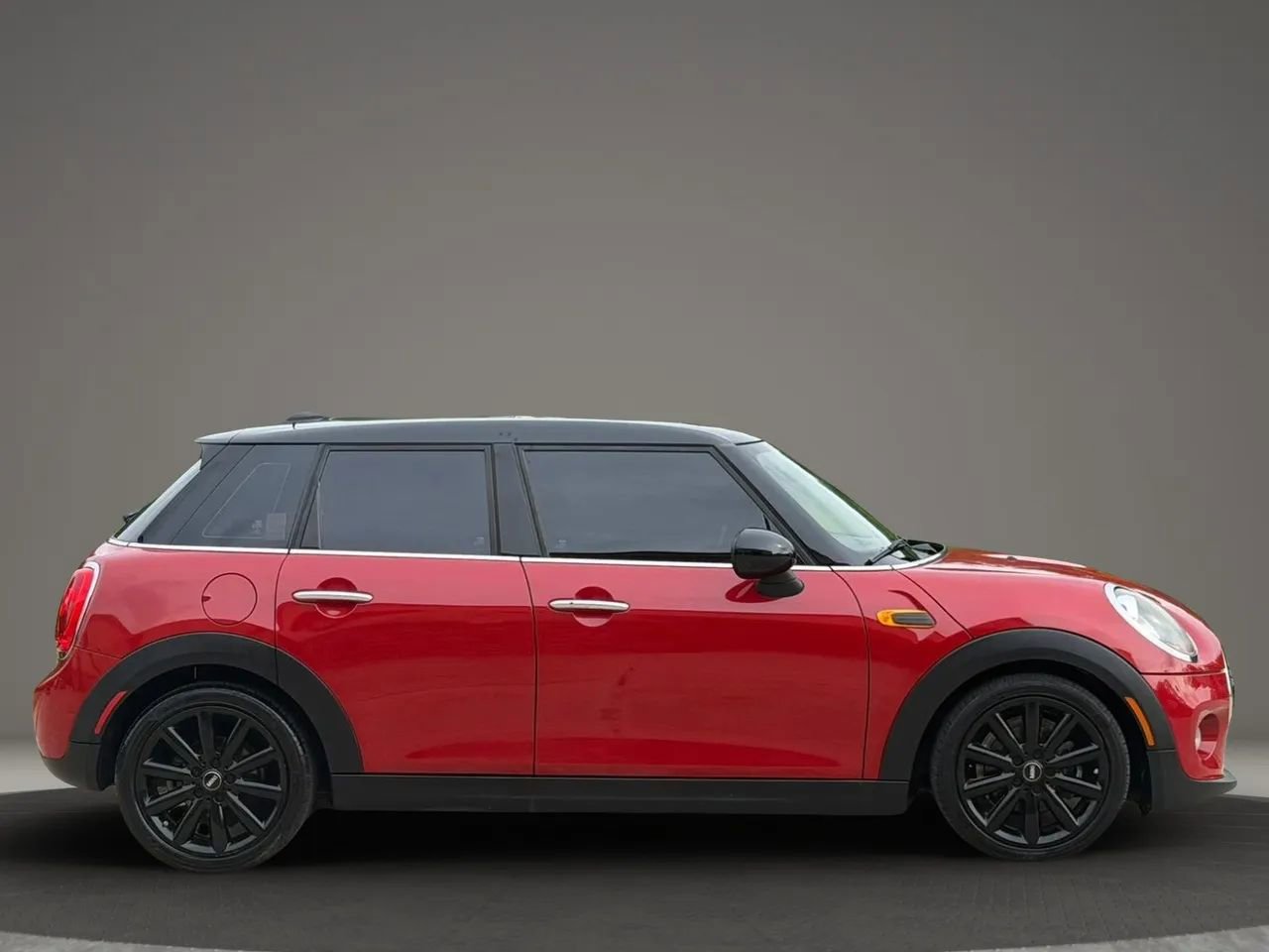 Used 2017 MINI Cooper 4-Door Hardtop FWD image 2