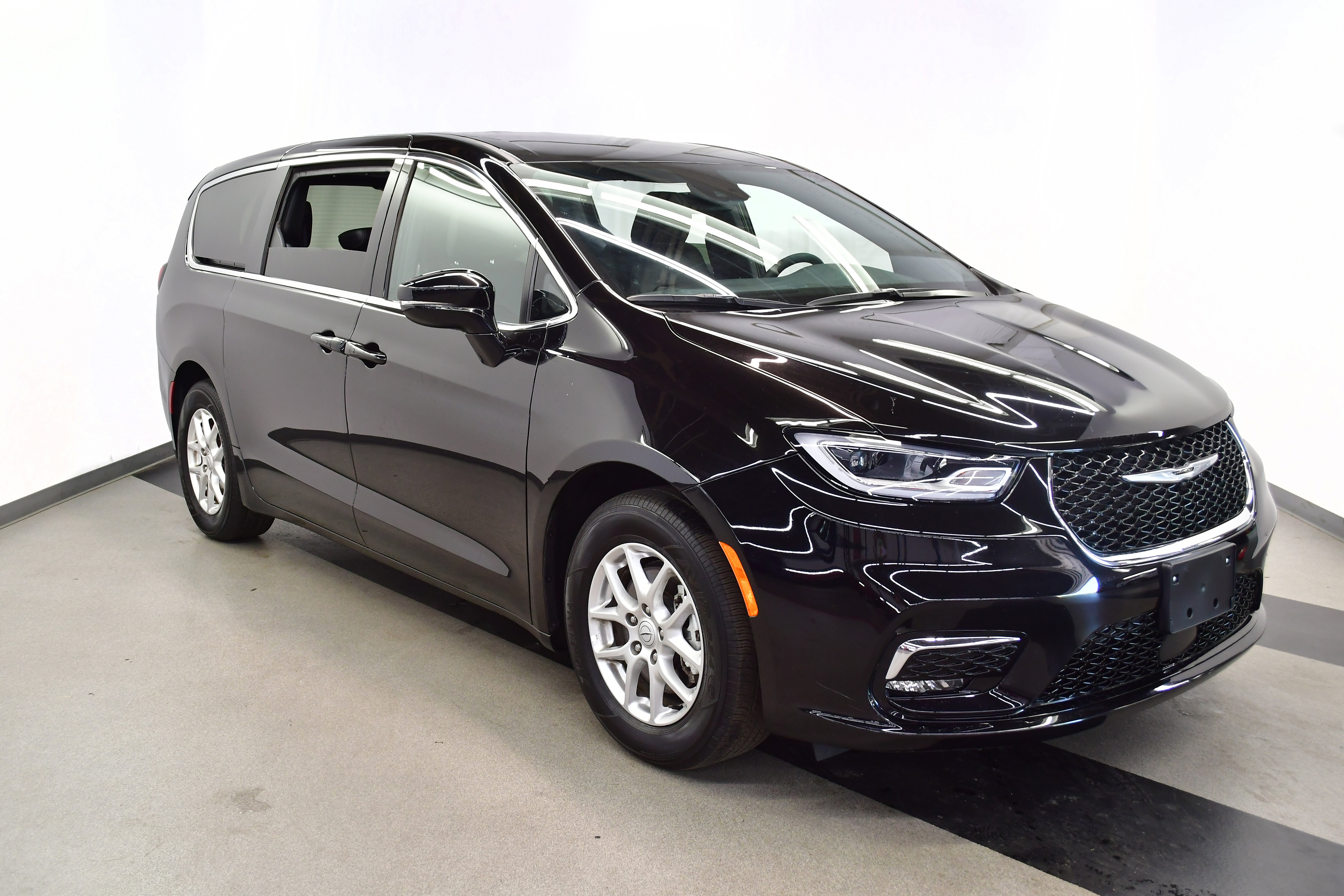 Used 2025 Chrysler Pacifica Select FWD image 2