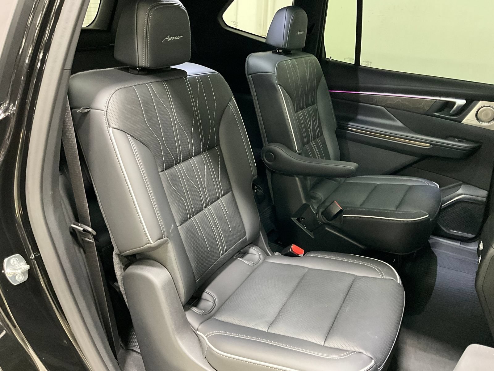 Used 2025 Buick Enclave Avenir AWD/4WD image 24