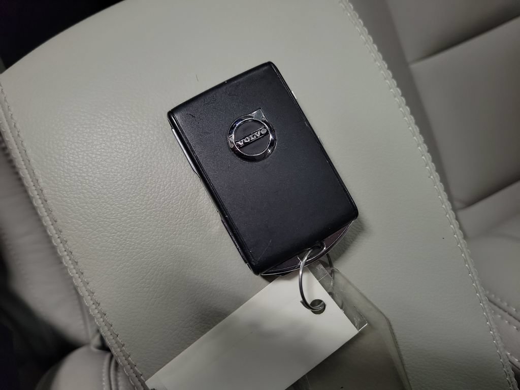 Used 2024 Volvo XC40 B5 Plus AWD/4WD image 19