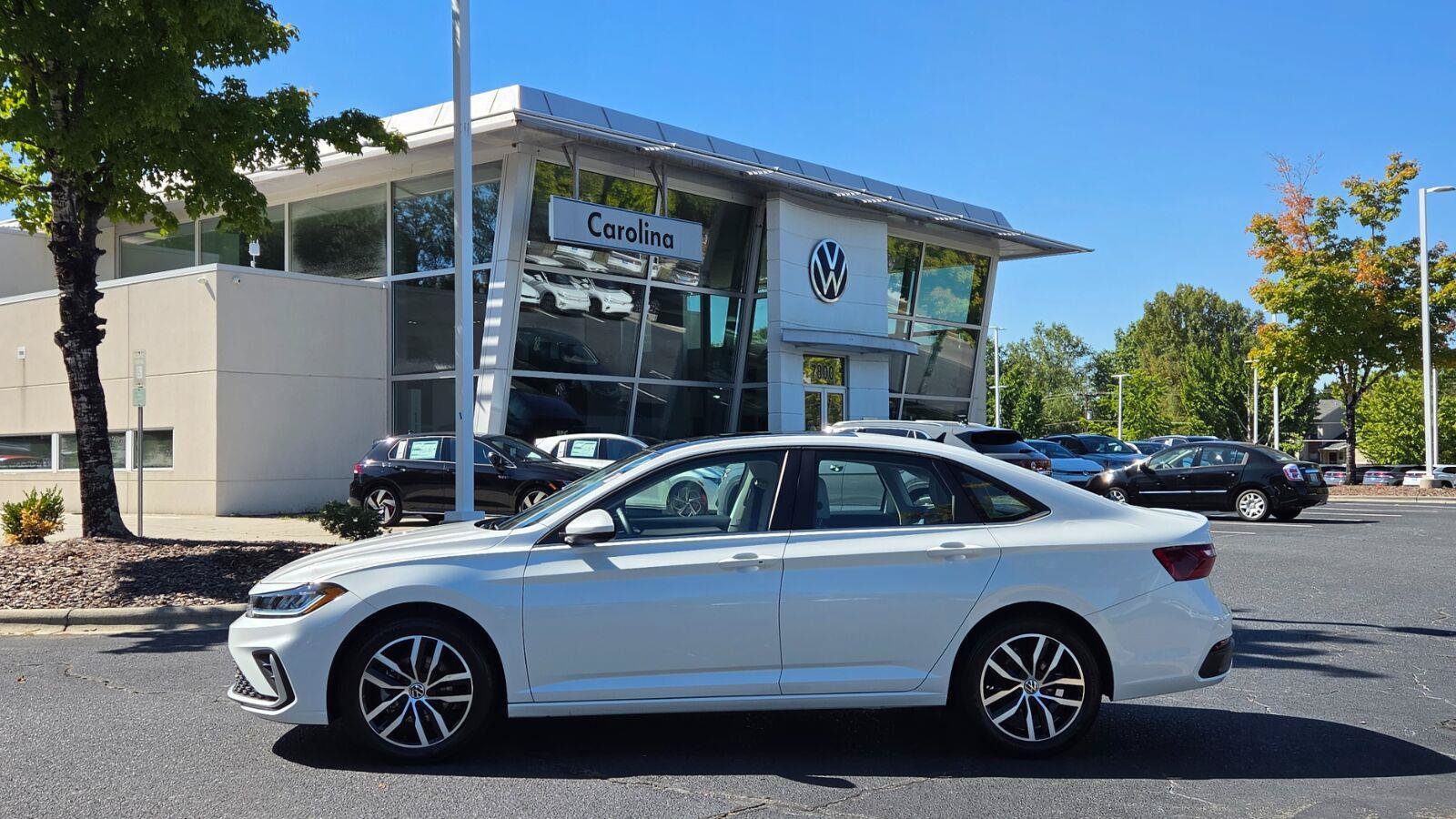 Certified 2025 Volkswagen Jetta SE w/ Sunroof Package FWD image 2