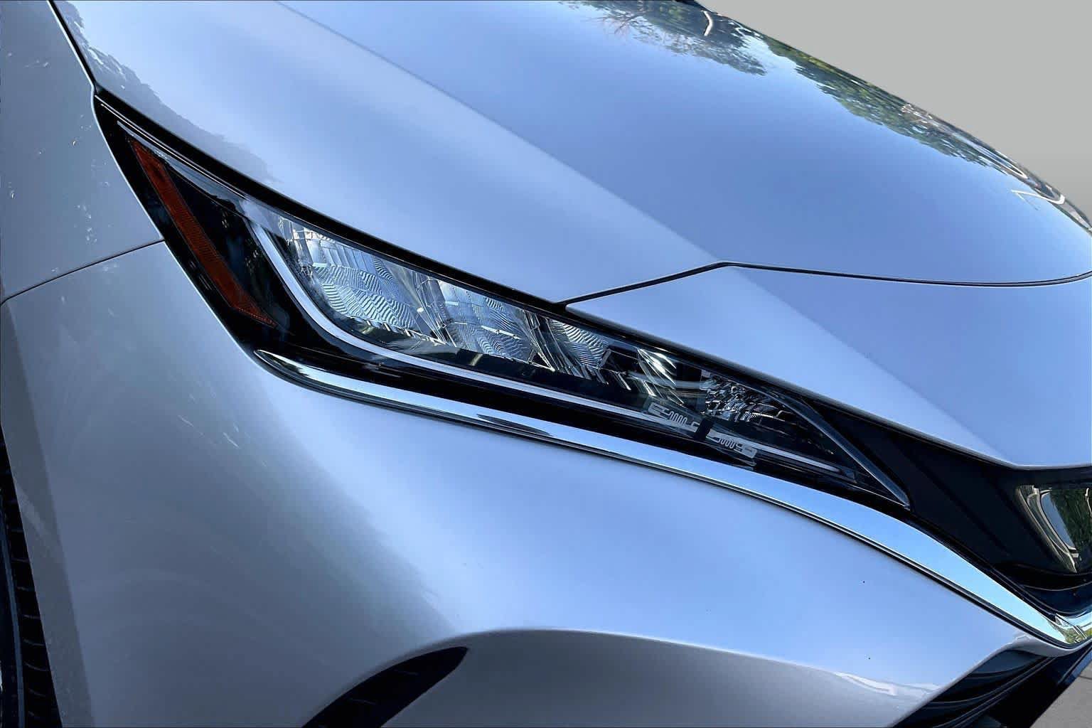 Used 2021 Toyota Venza LE AWD/4WD image 25
