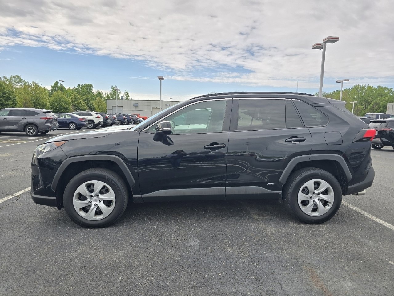 Used 2022 Toyota RAV4 LE AWD/4WD image 4
