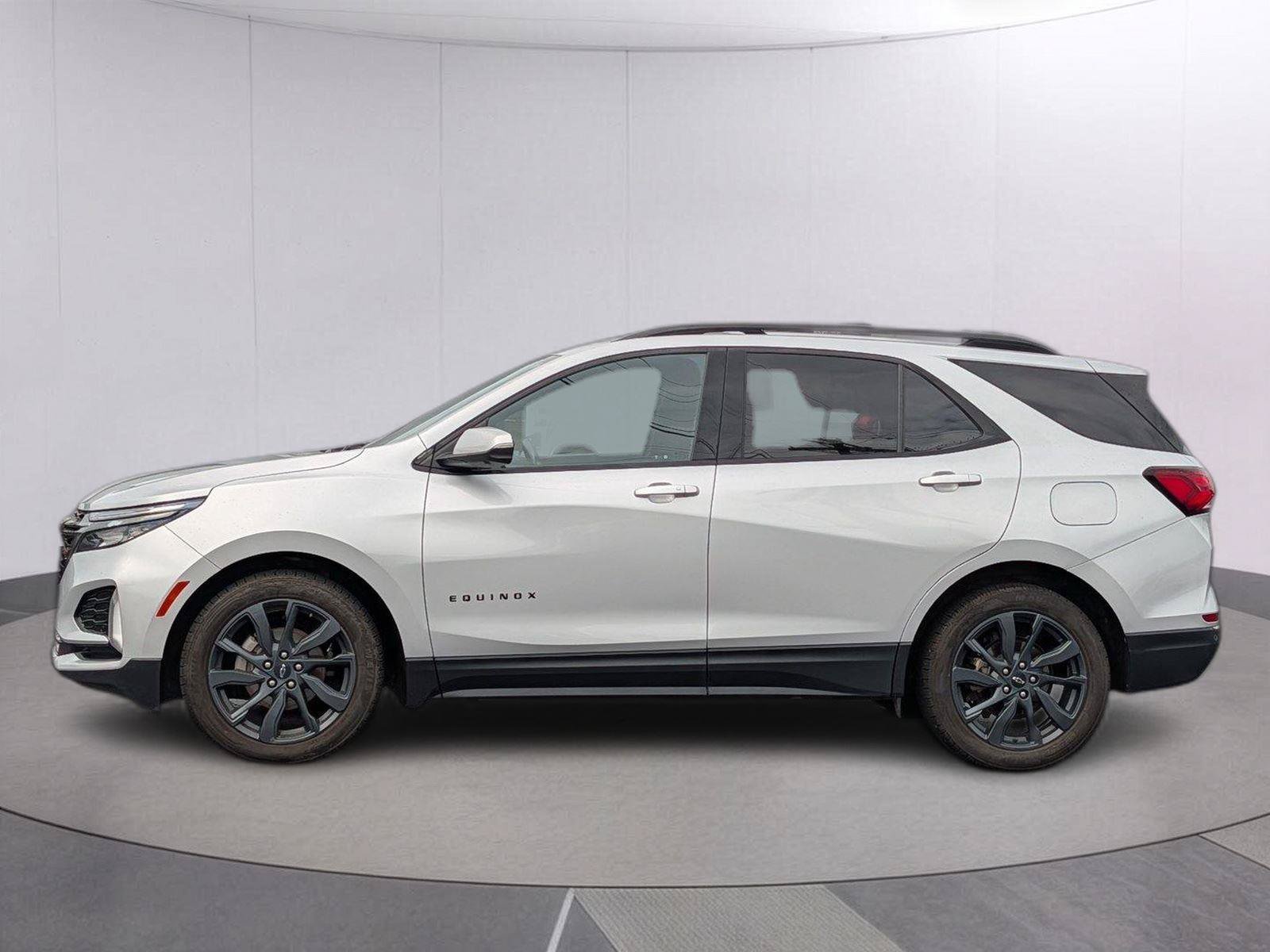 Used 2022 Chevrolet Equinox RS w/ RS Leather Package FWD image 2