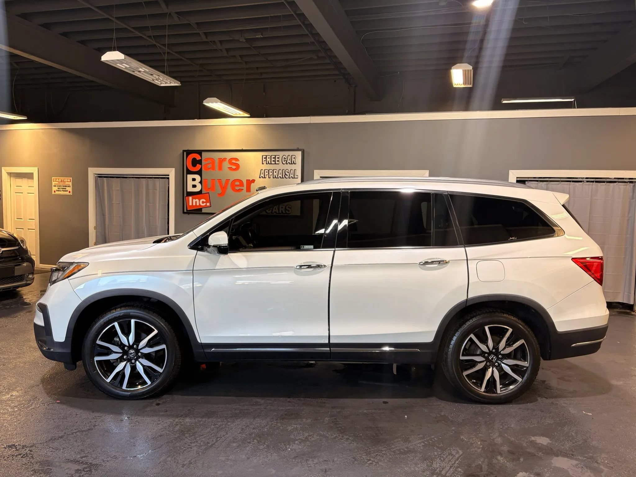 Used 2019 Honda Pilot Touring image 3