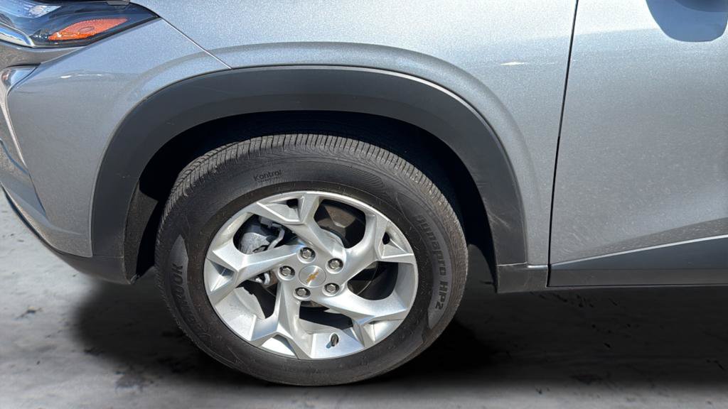 Used 2024 Chevrolet Trax LS w/ LS Convenience Package FWD image 29