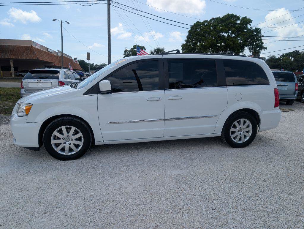 Used 2014 Chrysler Town & Country Touring FWD image 4