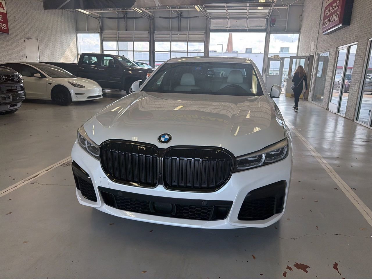 Used 2022 BMW 740i w/ M Sport Package image 2