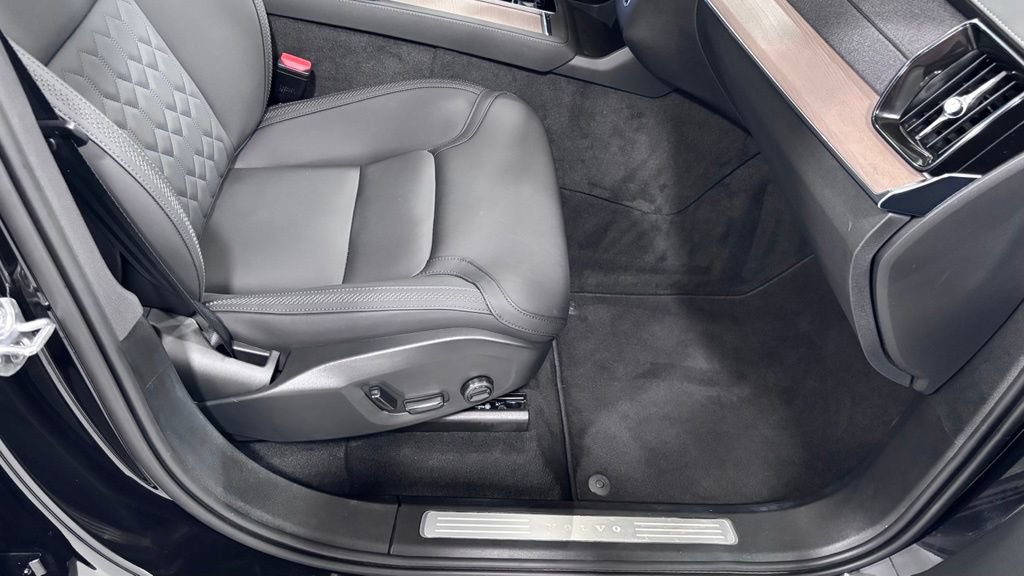 Certified 2025 Volvo XC90 B6 Plus AWD/4WD image 18