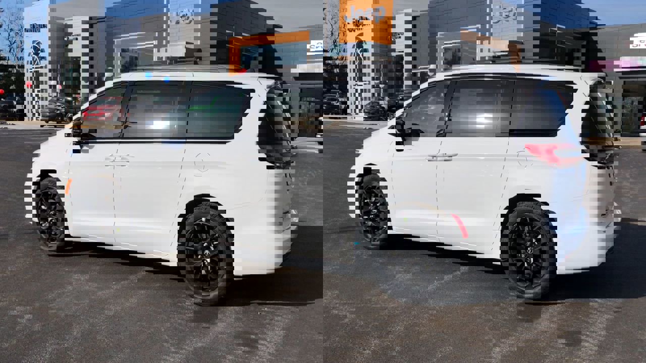 New 2026 Chrysler Pacifica Select image 5