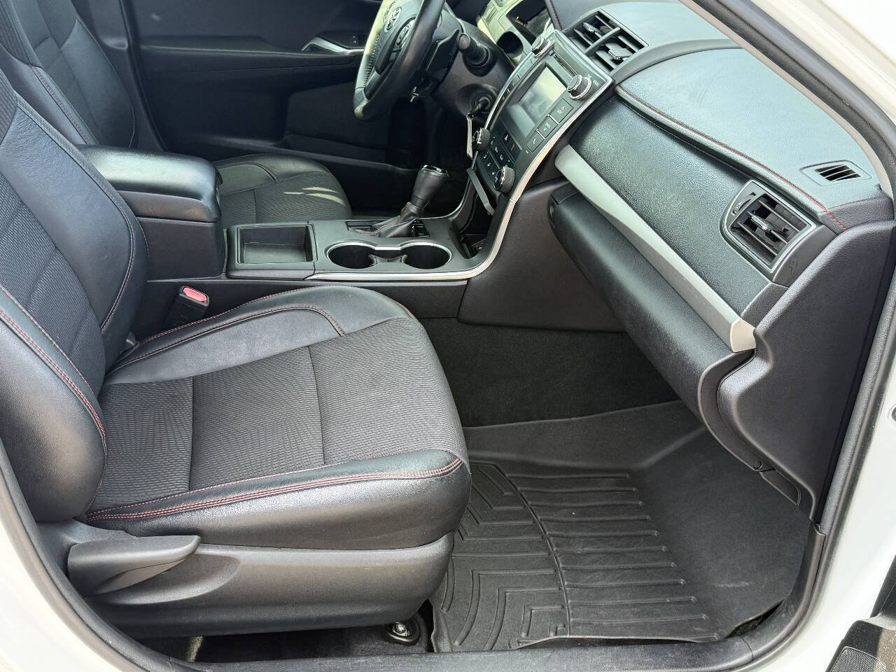 Used 2017 Toyota Camry SE FWD image 11