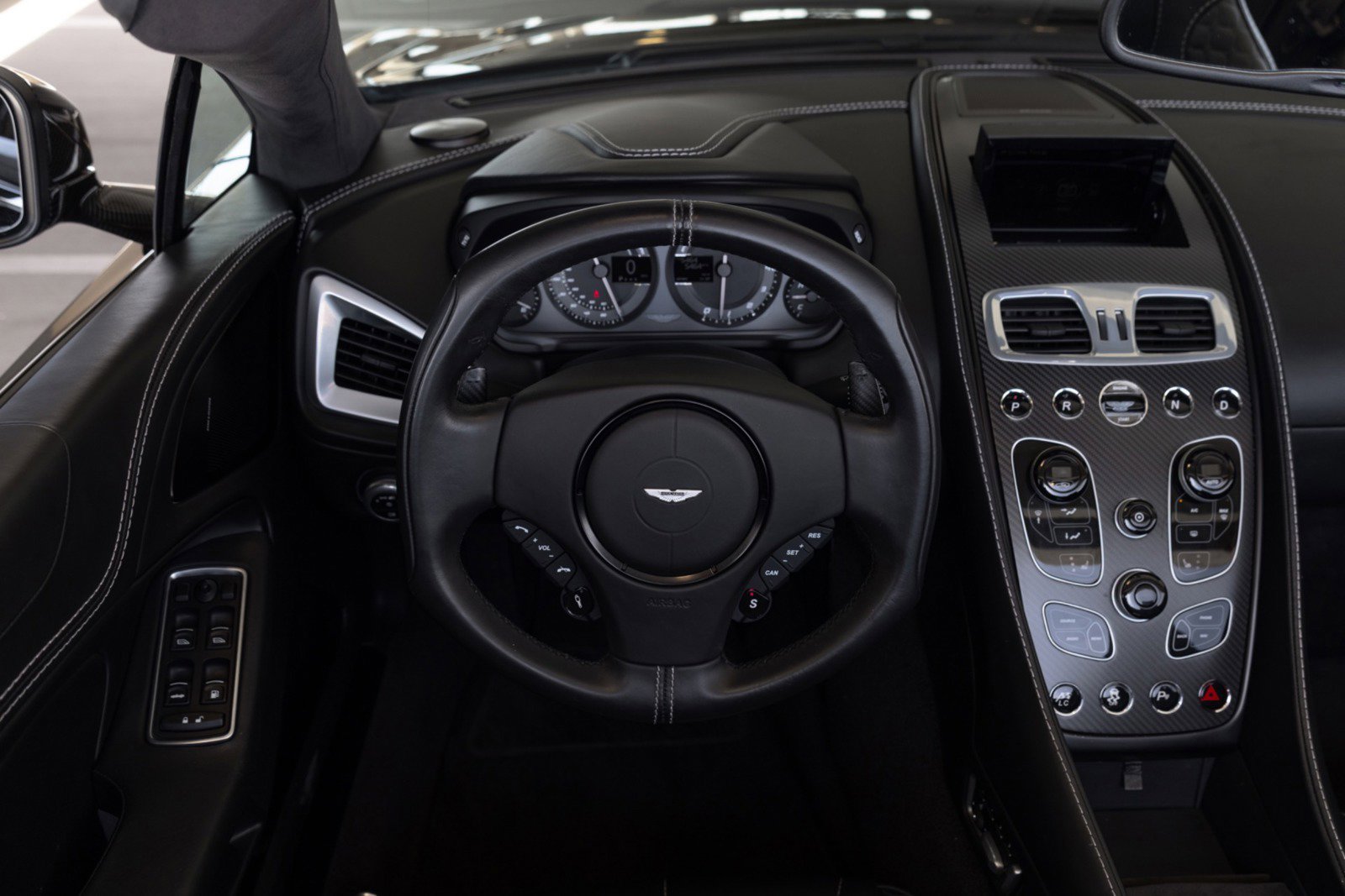 Used 2015 Aston Martin Vanquish Volante RWD image 37