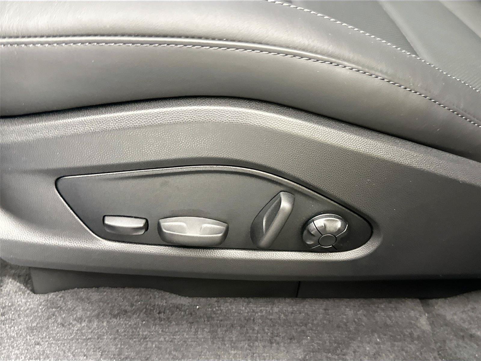 Certified 2025 Porsche Macan Turbo Electric AWD/4WD image 32