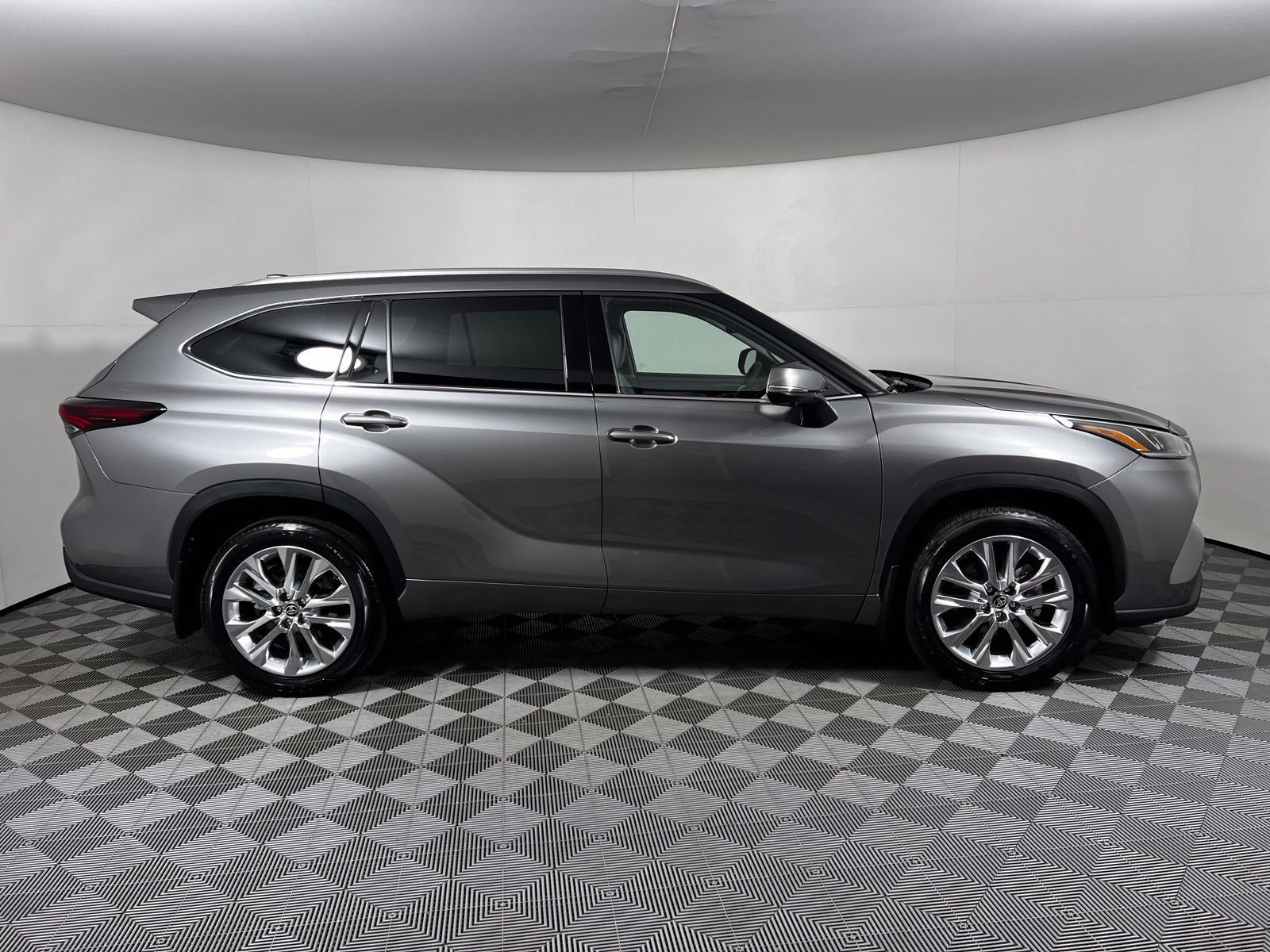 Used 2026 Toyota Highlander Limited AWD/4WD image 4